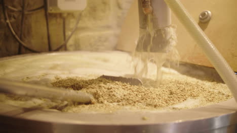 Elaboración-De-Cerveza-Artesanal-En-Montpellier-Francia.-Granos-De-Cereales-Y-Agua-Fermentando.